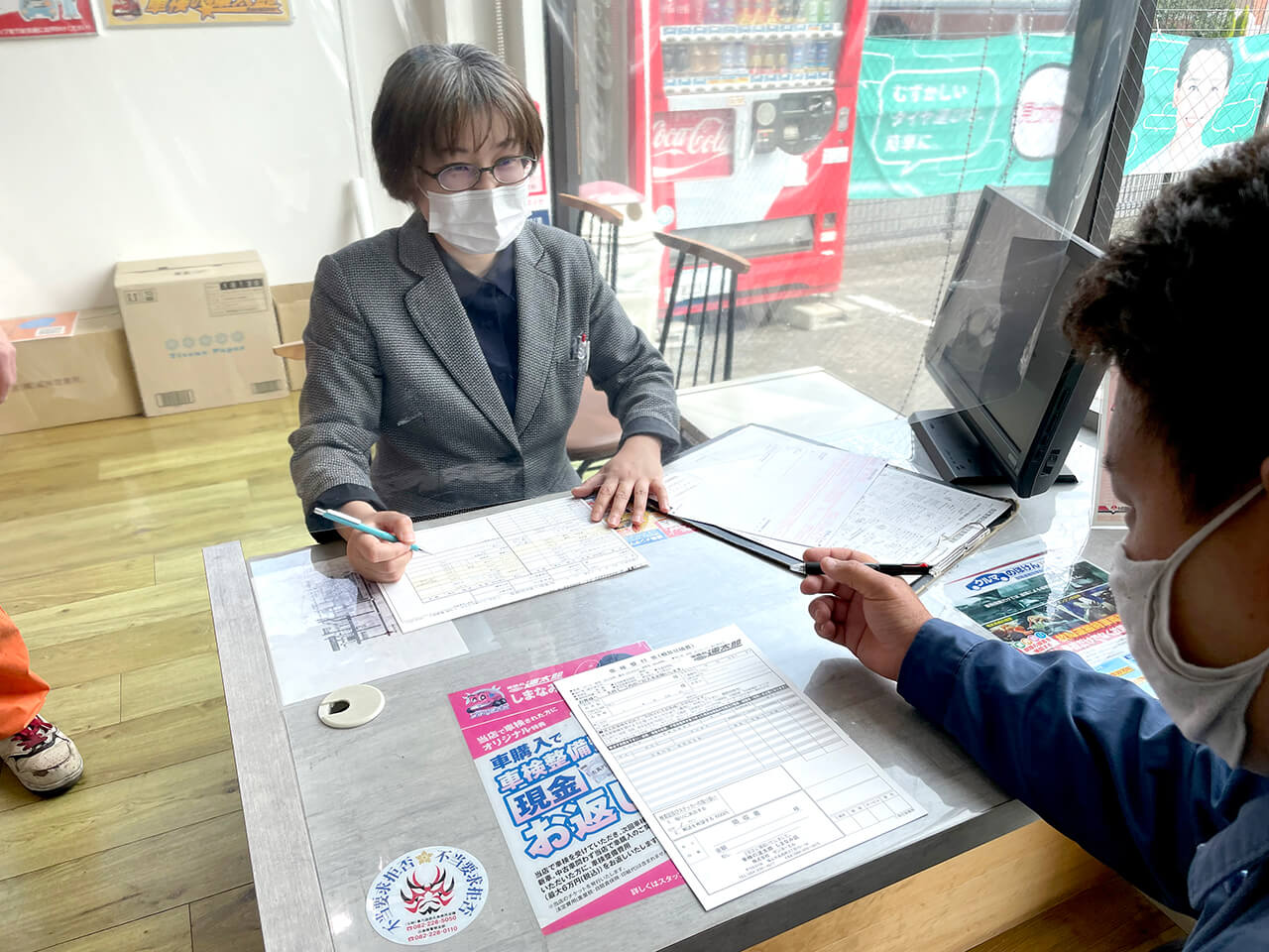 フロントにて受付・問診